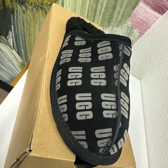 Woman’s UGG slippers - Picture 1 of 3